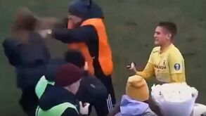 Pede a namorada em casamento em pleno relvado e por pouco não acaba tudo à pancada