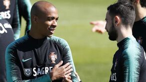 Bruno Fernandes dá 'ralhete' a João Mário: «Lá estás tu a estragar as capas dos jornais»