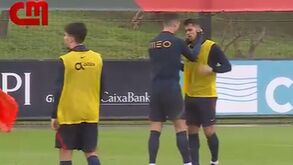 Cancelo parecia chateado no treino da Seleção e Ronaldo tentou motivá-lo…. sem sucesso
