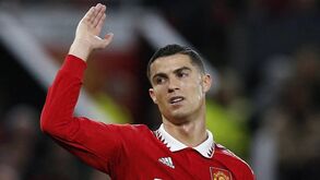 Gary Neville: «Manchester United tem de terminar o contrato com Ronaldo»
