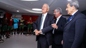 Marcelo Rebelo de Sousa foi ao balneário da Seleção Nacional desejar sucesso... com muito boa disposição à mistura