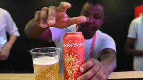 Adeptos ingleses reagem à proibição de álcool nos estádios : «Vou embebedar-me antes dos jogos»
