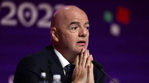 Infantino e a proibição de álcool nos estádios: «Não vão morrer se não beberem durante três horas»