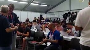 Bolos de arroz e pastéis de nata na sala de imprensa de Portugal lotada no primeiro dia