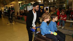 Dezenas esperavam seleção de râguebi no aeroporto e apareceram... Rúben Amorim e Rui Costa