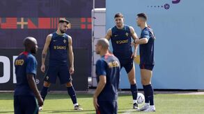 Cristiano Ronaldo e Bruno Fernandes em clima de boa disposição no treino da Seleção Nacional