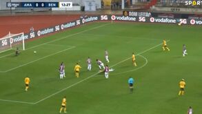 E. Amadora-Benfica: Combinação entre Rafa e Musa e o croata a rematar de fora da área para o golo