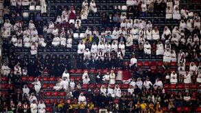 Número de espectadores no Qatar-Equador causa polémica: assistência acima da capacidade e depois bancadas... despidas