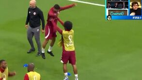 O exercício de aquecimento da seleção do Qatar que está a dar que falar