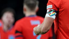 Sete seleções voltam atrás e desistem de usar braçadeira com símbolo LGBTQ+ no Mundial'2022
