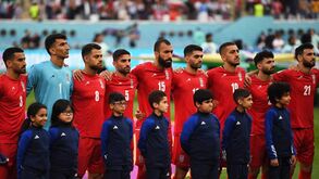 Jogadores e adeptos do Irão boicotam hino em protesto no jogo com Inglaterra