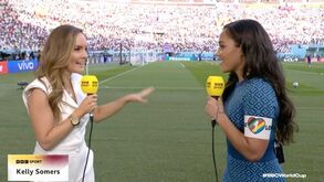 Inglaterra-Irão: comentadora da BBC desafia FIFA e usa braçadeira LGBTQ+