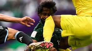 Choque arrepiante entre lateral e guarda-redes da Arábia Saudita: Al-Shahrani ficou vários minutos estendido no relvado 