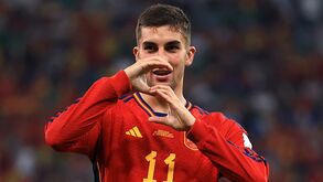 Ferrán Torres bisou e dedicou golos à namorada... a filha do selecionador espanhol