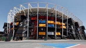 Tem o indicativo telefónico do Qatar e... muitos contentores: assim é o estádio onde Portugal se estreia no Mundial