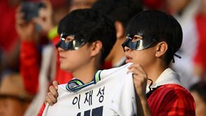 Máscara de Son já é moda entre os adeptos da Coreia do Sul 