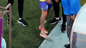 Médico do Brasil não descarta fim do Mundial para Neymar e confirma lesão no tornozelo direito