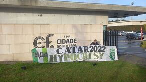 Em memória de quem morreu no Qatar'2022: Torcida Verde deixa caixa com 7000 imagens na Cidade do Futebol