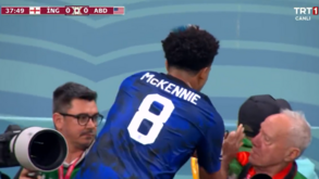 McKennie arriscou um lançamento longo mas antes... limpou as mãos ao colete do fotojornalista
