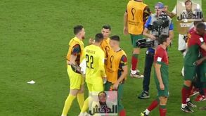 Cristiano Ronaldo cumprimentou todos os colegas e 'agarrou' Diogo Costa durante um minuto