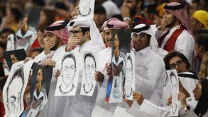 Adeptos qataris respondem ao protesto alemão com fotos de... Mesut Özil