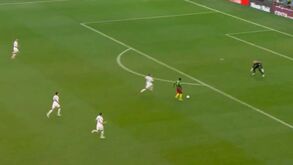 Assistência e chapéu de levantar o estádio: ex-FC Porto Aboubakar brilhou no Camarões-Sérvia