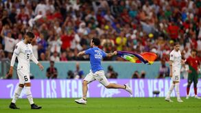 Adepto com bandeira arco-íris e várias mensagens invadiu o Portugal-Uruguai: as imagens que não passaram na TV