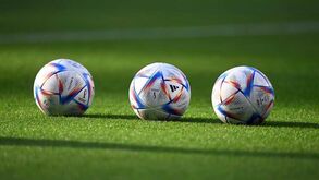 Ligada à corrente e... a carregar: adeptos boquiabertos com fotografia da bola do Mundial'2022