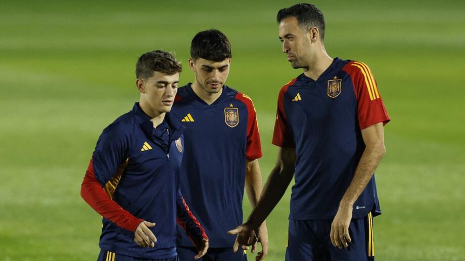 Busquets com Pedri e Gavi, dois dos mais novos entre os convocados de Espanha