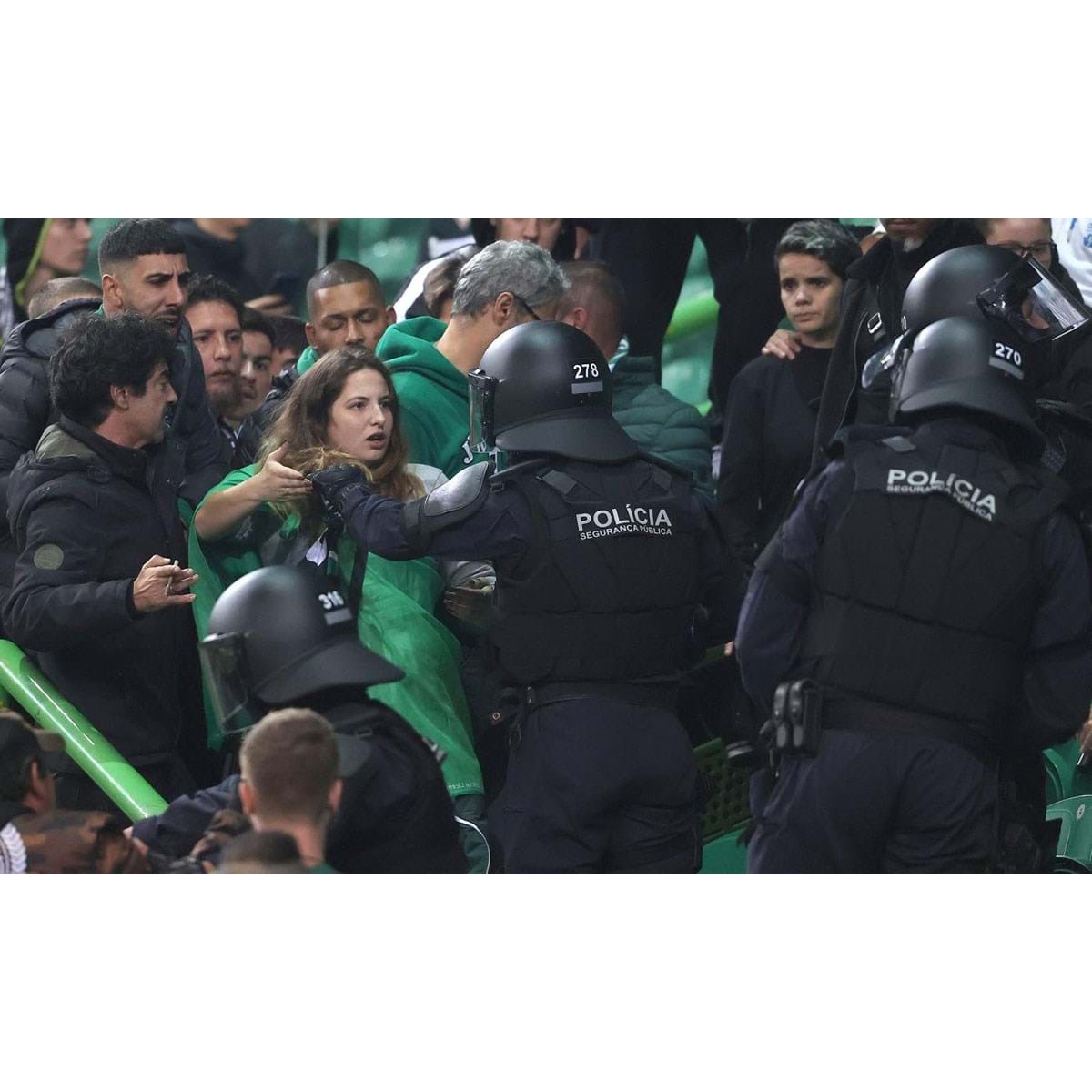 Polícia carregou sobre adeptos e claque do Sporting após o jogo de hóquei  com o Benfica - Vídeos - Jornal Record