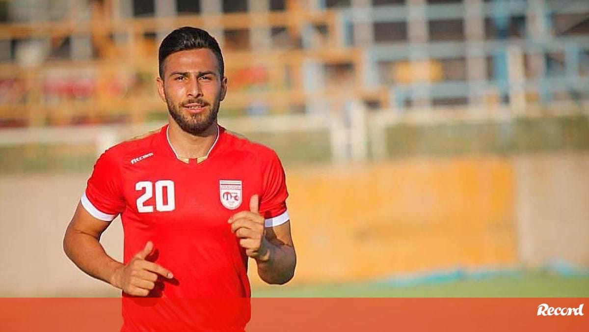 Jogador imita uma forca na comemoração do gol em protesto contra execuções  no Irã