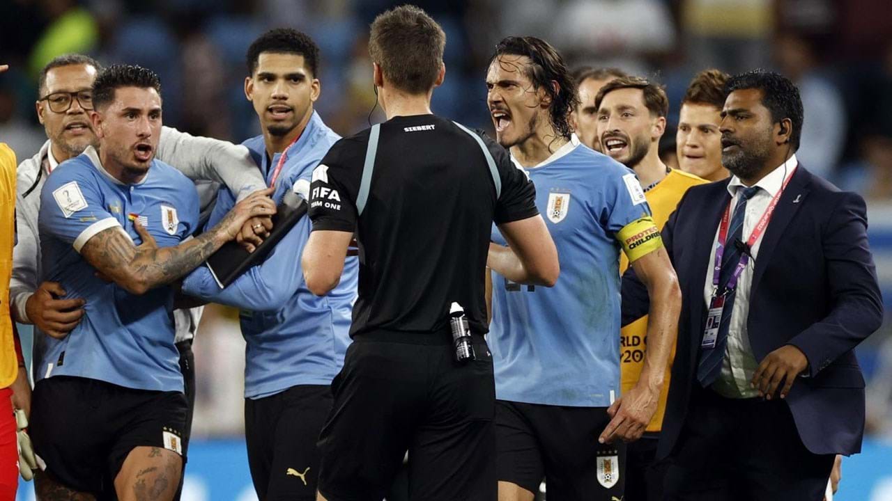 Futebol, jogo de futebol. Um jogador atirando no gol realizando um