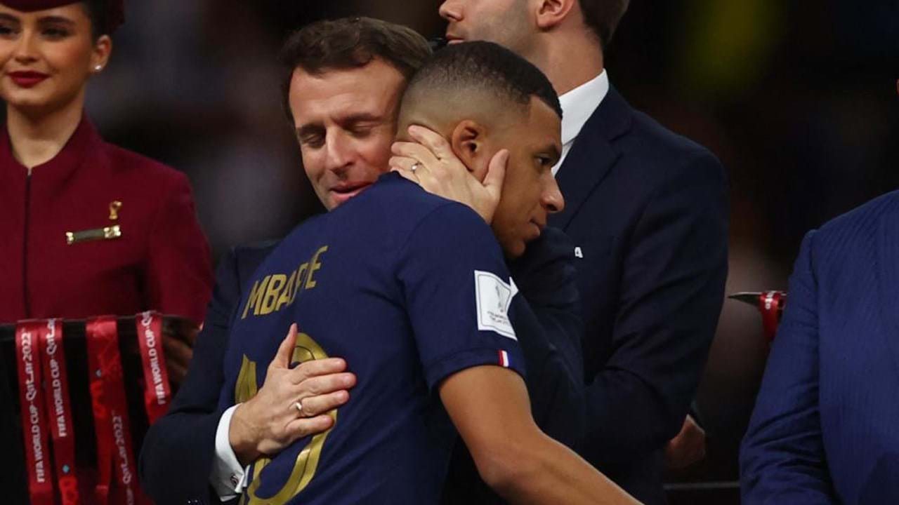 Macron abrazó a Mbappé mientras le entregaba la medalla
