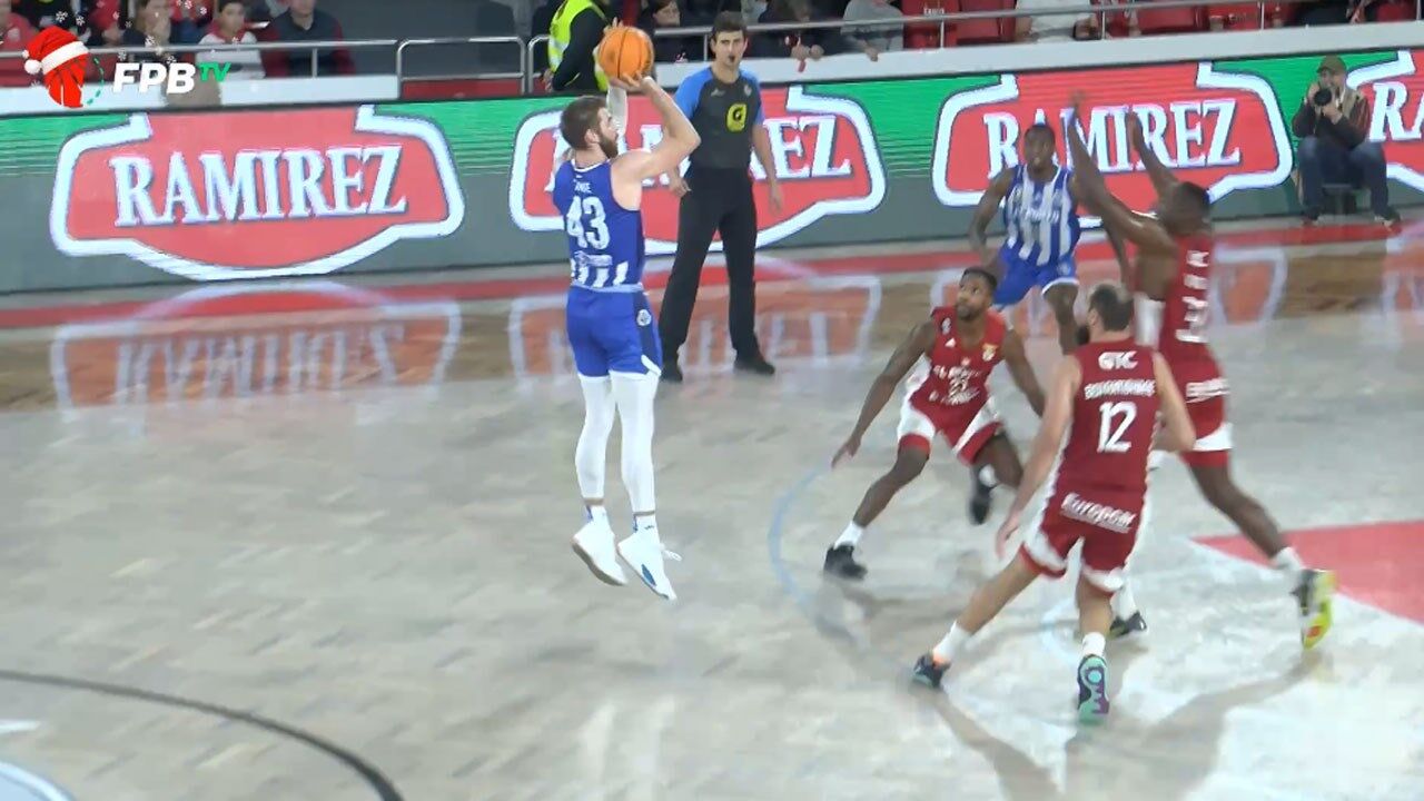 Basquetebol: Benfica 'desaparece' no último quarto e FC Porto vence na Luz  (63-68) - JPN