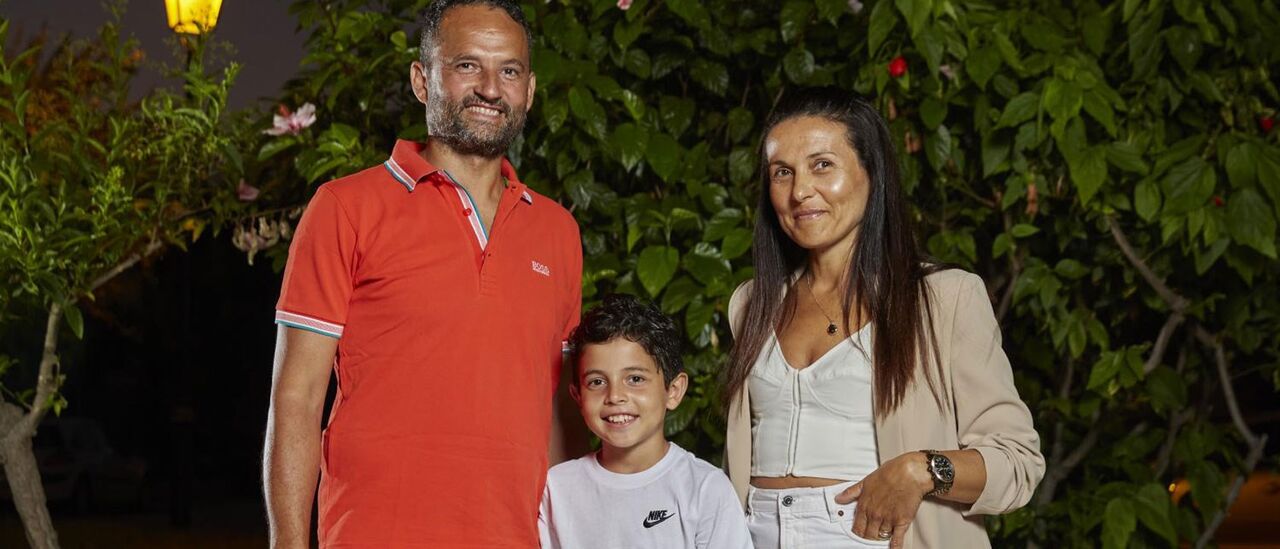 Pai, mãe e irmão: família Ramos com motivos para sorrir