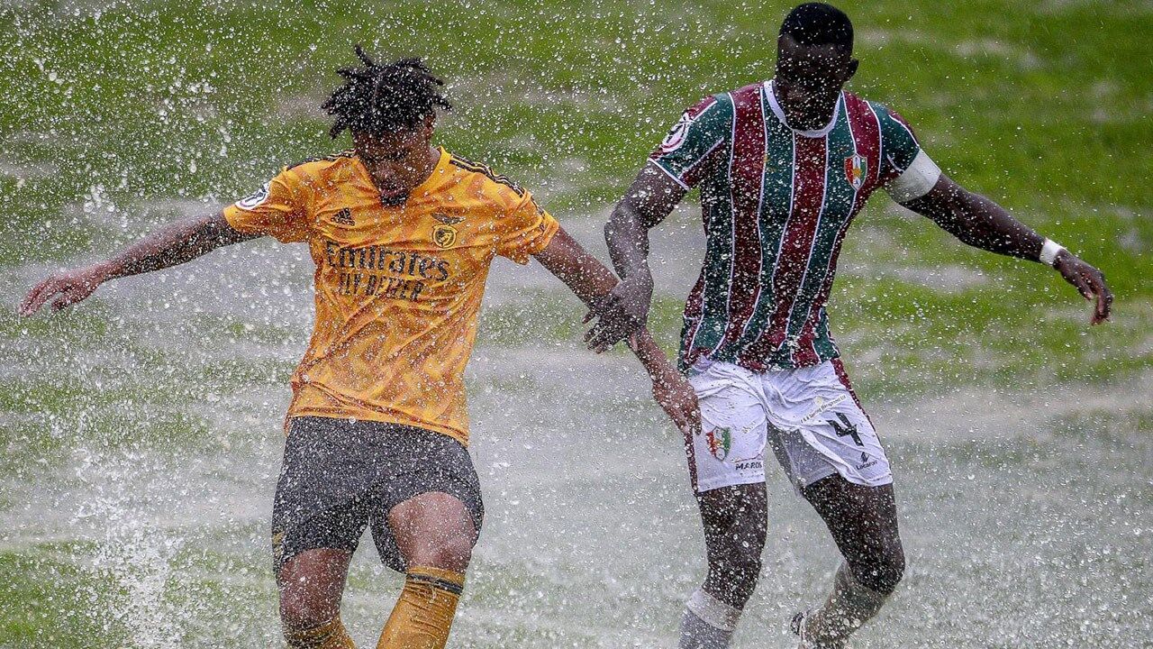 Jogadores em dificuldades no relvado das Seixas