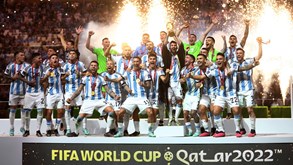 Messi levantou troféu do Mundial com traje que chamou a atenção: a festa argentina no relvado do Lusail