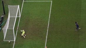 Emiliano Martínez e o penálti de Tchouaméni na final do Mundial: «Cagou-se todo...»