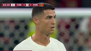 Cristiano Ronaldo com cara de poucos amigos na hora de ser substituído