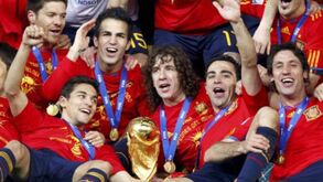«Muchas gracias, tu tinhas razão»: quando Fàbregas retribuiu apoio de Puyol no Mundial'2010
