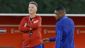 Van Gaal desvaloriza críticas e aponta 