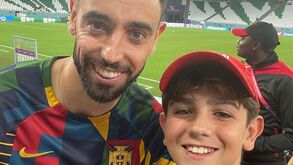 Sobrinho de Ronaldo tira fotos com jogadores de Portugal e já faz inveja aos amigos
