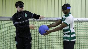 Jovens jogadores do Sporting experimentam o goalball