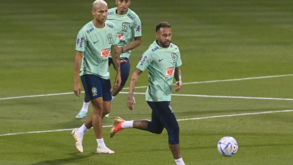 Neymar volta aos treinos com bola e ameniza baixas do Brasil