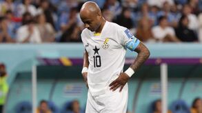 Ayew deixa jogo para ajudar filha que desmaia na bancada