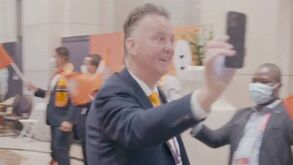 Seleção da Holanda recebida no hotel ao som de 'Waka Waka' e até Van Gaal dançou 