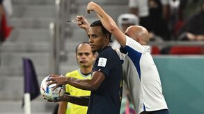 Foi preciso chegar quase ao intervalo para ser apanhado: Koundé obrigado a tirar acessório proibido 