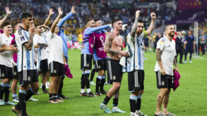 Messi e companhia celebram vitória da Argentina... com provocações ao Brasil