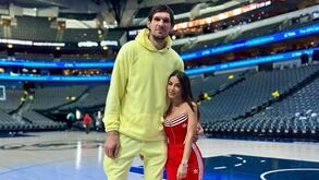 Separados por 63 cm: poste dos Rockets e a mulher formam o casal mais 'desnivelado' da NBA