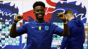 Bukayo Saka preparado para marcar penálti pela Inglaterra: «Amadureci e progredi muito»